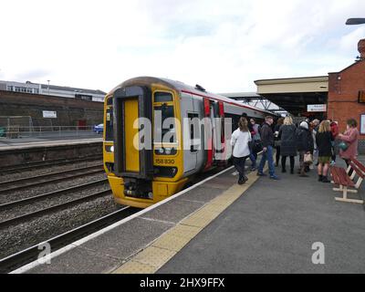 WELLINGTON. SHROPSHIRE. ENGLAND. 02-26-22. Der Transport for Wales Multiple Unit 158830 bereitet sich auf die Abfahrt mit dem 11,47 Service nach Birmingham in vor Stockfoto