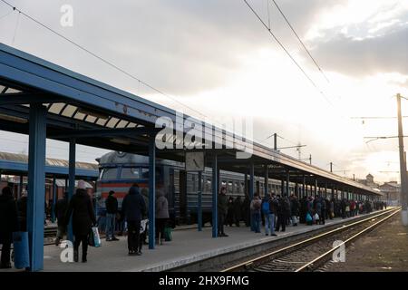 Lviv, Ukraine. 10. März 2022. Man sieht Menschen, die am Bahnsteig auf einen Zug in den Osten der Ukraine am Bahnhof Lviv warten. Trotz Millionen von Ukrainern, die aufgrund der russischen Invasion fliehen mussten, haben Tausende von anderen beschlossen, in die Ukraine zurückzukehren, um im Kampf gegen die russische Aggression mitzuhelfen. (Bild: © Hesther Ng/SOPA Images via ZUMA Press Wire) Bild: ZUMA Press, Inc./Alamy Live News Stockfoto