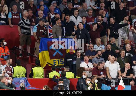 Sevilla, Spanien. 10. März 2022. Fans von West Ham United halten während der UEFA Europa League Runde 16, dem ersten Beinspiel zwischen Sevilla und West Ham United, am 10. 2022. März im Stadion Ramon Sanchez Pizjuan in Sevilla, Spanien, eine Flagge für die Ukraine. (Foto von Daniel Chesterton/phcimages.com) Quelle: PHC Images/Alamy Live News Stockfoto