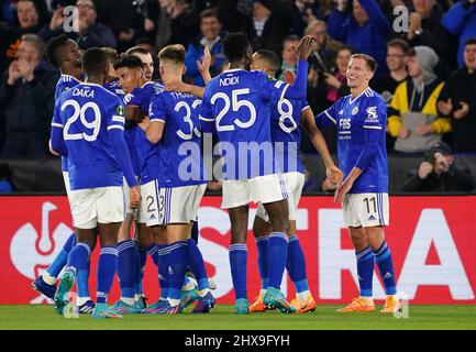 Marc Albrighton (rechts) von Leicester City feiert mit seinen Teamkollegen, nachdem sie das erste Tor ihrer Mannschaft während der UEFA Europa Conference League-Runde mit 16 ersten Beinspielen im King Power Stadium, Leicester, erzielt haben. Bilddatum: Donnerstag, 10. März 2022. Stockfoto