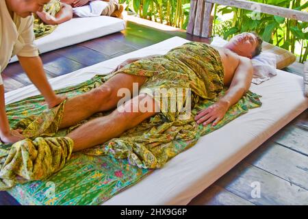 Europäische Mann erhält eine gesunde Massage in Thailand und genießt es Stockfoto