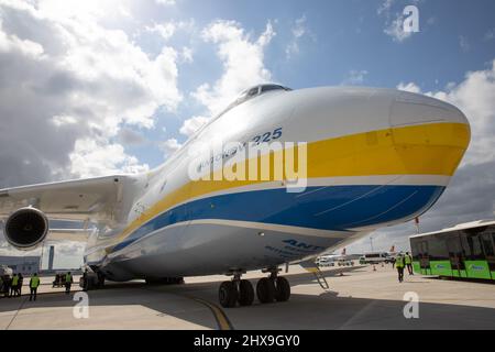 ISTANBUL, TÜRKEI - 05. OKTOBER 2021: Antonov Airlines Antonov an-225 Mriya auf dem Internationalen Flughafen Istanbul. Stockfoto