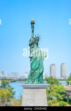 tokio, japan - mars 02 2022: Nachbildung der Freiheitsstatue, die etwa 1/7. der Größe des Originals entspricht, das 2000 nach den gedenkfeiern von 't Stockfoto