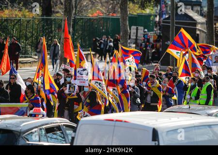 Tibeter und Anhänger protestieren in Paris gegen die Besetzung Tibets durch China. Bis heute wurden 156 Tibeter selbst immoliert. Stockfoto