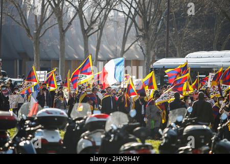 Tibeter und Anhänger protestieren in Paris gegen die Besetzung Tibets durch China. Bis heute wurden 156 Tibeter selbst immoliert. Stockfoto