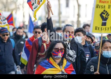 Tibeter und Anhänger protestieren in Paris gegen die Besetzung Tibets durch China. Bis heute wurden 156 Tibeter selbst immoliert. Stockfoto