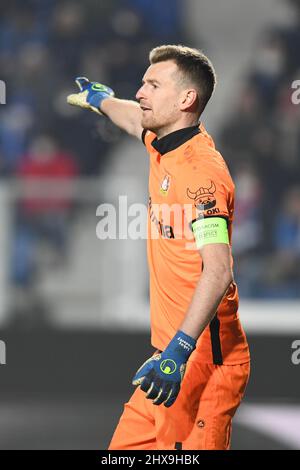 Bergamo, Italien. 10. März 2022. Torwart Lukas Hradecky (1) von Bayer Leverkusen wärmt sich vor dem Spiel der UEFA Europa League zwischen Atalanta und Bayer Leverkusen im Gewiss Stadium in Bergamo auf. (Foto: Gonzales Photo/Alamy Live News Stockfoto