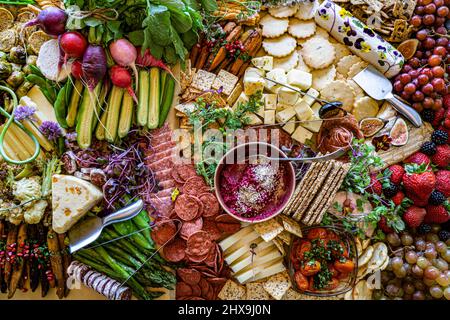 Hochwinkelansicht der Weide mit verschiedenen Wurstwaren, Obst, Gemüse und Käse Stockfoto