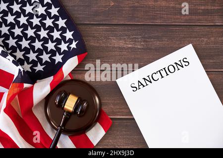 USA Sanktionsliste, Richtergavel, amerikanische Flagge auf Holztisch Draufsicht. Stockfoto