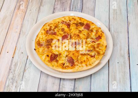 Rindfleisch gemischt und gewürzt mit Paprika oder anderen Chilischoten. Die Pepperoni sind charakteristisch mild, leicht geräuchert und leuchtend rot. Stockfoto