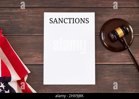 US-Sanktionsliste, amerikanische Flagge und Richtergavel auf Holztisch. Stockfoto