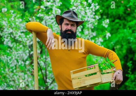 Frühjahrsgärtner. Bärtiger Mann mit Gartengeräten. Bauern arbeiten im Garten. Vorbereitung auf die Pflanzung. Stockfoto