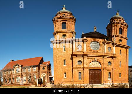 Außenansicht der Basilika von Saint Lawrence, Deacon und Martyr im historischen Zentrum von Asheville, North Carolina. Stockfoto