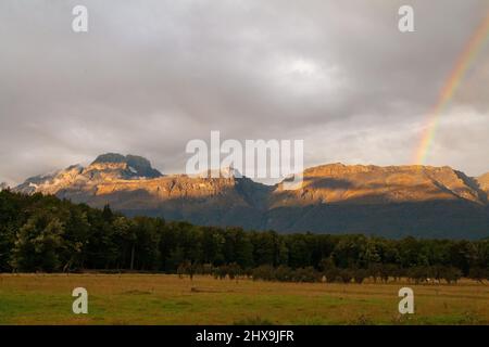 Regenbogen über der Forbes Mountains Range mit Mount Earnslaw in dramatischem Sonnenlicht nach Sturm, Blick auf die Natur vom Sylvan Campingplatz in Neuseeland Stockfoto