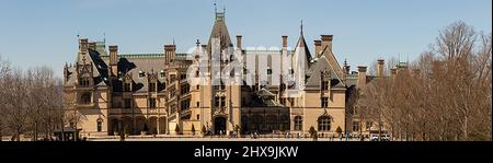 Asheville, North Carolina, USA - 1. März 2022 : Besucher außerhalb des legendären Biltmore Estate in Asheville, North Carolina. Stockfoto