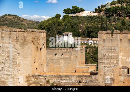 Fernsicht auf den Generalife Palast (Palacio de Generalife) über die Türme der Alcazaba Festung, Alhambra de Granada UNESCO Weltkulturerbe Stockfoto