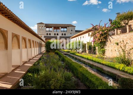 Der Generalife Palast (Palacio de Generalife) mit dem Patio des Bewässerungsgrabens (Patio de la Acequia), Alhambra de Granada, Andalusien, Spanien Stockfoto