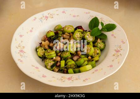 Platte Mit Gebratener Okra-Rübe Und Rettich Stockfoto