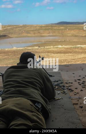 Ein Soldat feuert ein Maschinengewehr hohe Qualität Stockfoto