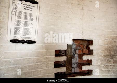 St. Augustine, Florida, USA - 25. Februar 2022 : Schild, das den Bau des St. Augustine Leuchtturms mit freiliegenden Holzbalken erklärt. Stockfoto