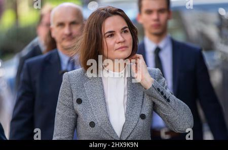 London, Großbritannien. 10. März 2022. Die weißrussische Oppositionsführerin SVIATLANA TSIKHANOUSKAYA trifft im Chatham House in Zentral-London ein. Kredit: ZUMA Press, Inc./Alamy Live Nachrichten Stockfoto