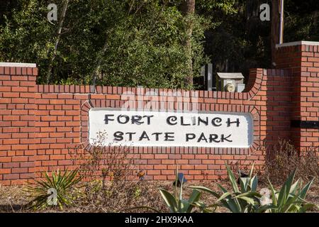 Eintrittsschild vor dem historischen Fort Clinch State Park in Amelia Island, Florida. Stockfoto