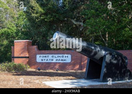 Eintrittsschild vor dem historischen Fort Clinch State Park in Amelia Island, Florida. Stockfoto