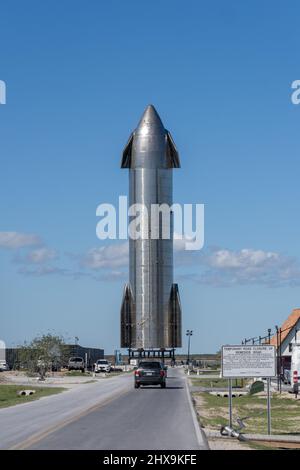 Ein 160' großer Raumschiff-Prototyp SN 15 in der Montageanlage von SpaceX in Boca Chica, Texas. Stockfoto