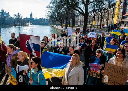 Ukrainer werden während der Demonstration Slogans gegen Putin rufen sehen. Das ukrainische Volk versammelte sich vor dem Repräsentantenbüro der Europäischen Kommission in Den Haag, um weiterhin gegen Putins Invasion zu protestieren und für die EU zu appellieren, ihren Beitrittsantrag zu beschleunigen, da die Niederlande den Prozess beschleunigen wollten, forderten sie die gesamte Gemeinschaft auf, sich an der Beeinflussung der offiziellen Position zu beteiligen. Ab heute werden die Staats- und Regierungschefs der EU über die Ukraineís-Anfrage diskutieren, wenn sie sich zwei Tage lang in der Nähe von Paris treffen. (Foto von Ana Fernandez/SOPA Images/Sipa USA) Stockfoto