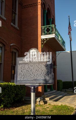 Fernandina Beach, Florida, USA - 22. Februar 2022 : Schild vor dem Amtsgericht Nassau County im historischen Zentrum von Fernandina Beach auf Amelia Island Stockfoto