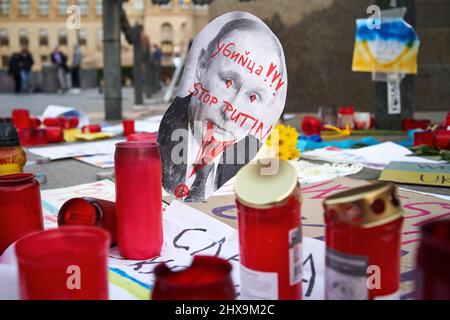 PRAG, TSCHECHISCHE REPUBLIK - 3. MÄRZ 2022: Schilder zur Unterstützung der Ukraine und mit der Aufschrift „Mörder“ und „Stoppt Putin“ auf dem Wenzelsplatz Stockfoto