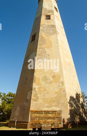 Fassade des Old Baldy Lighthouse auf bald Head Island, North Carolina mit Schild. Stockfoto