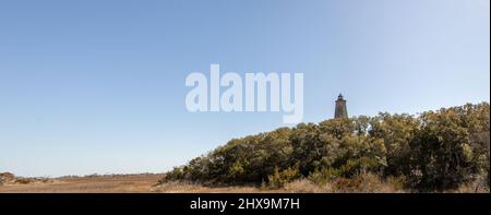 Old Baldy Lighthouse auf bald Head Island, North Carolina, neben Feuchtgebieten. Stockfoto