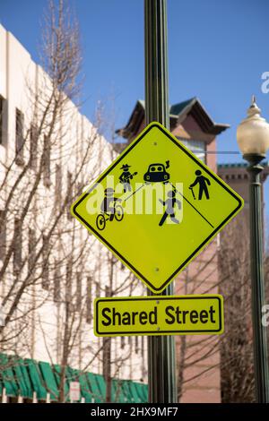 Asheville, North Carolina, USA - 28. Februar 2022 : Schild, das die Straße zeigt, wird mit dem Autoverkehr, Fußgängern und Fahrrädern in der historischen Innenstadt geteilt Stockfoto