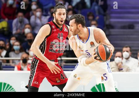 Palacio de Deportes, Madrid, Spanien, 10. März 2022, Rudy Fernandez (Real Madrid) wurde von Nicolo Melli (AX Armani Exchange Mailand) während der Real Madrid Baloncesto gegen AX Armani Exchange Milano - Basketball Euroleague Championship vereitelt Stockfoto