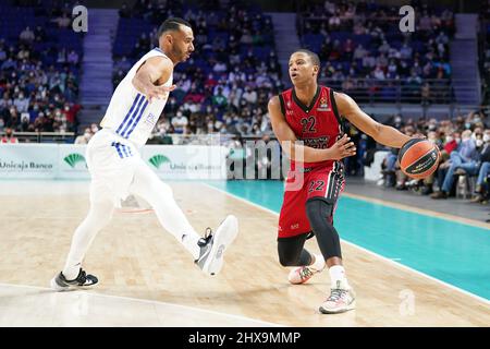 Madrid, Spanien. 10. März 2022. Devon Hall (AX Armani Exchange Mailand) von Adam Hanga (Real Madrid) während der Real Madrid Baloncesto gegen AX Armani Exchange Milano, Basketball Euroleague Championship in Madrid, Spanien, März 10 2022 Quelle: Independent Photo Agency/Alamy Live News Stockfoto