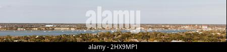 Panorama des historischen St. Augustine, Florida über Matanzas Bay von oben. Stockfoto