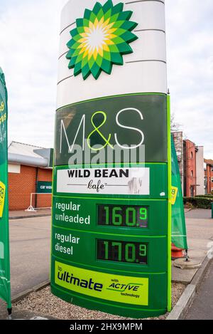 Steigende Kraftstoffpreise aufgrund der Lage in der Ukraine. Die Kraftstoffpreise an einer BP-Tankstelle. Hohe Diesel- und bleifreie Kraftstoffkosten auf Digitalschild Stockfoto