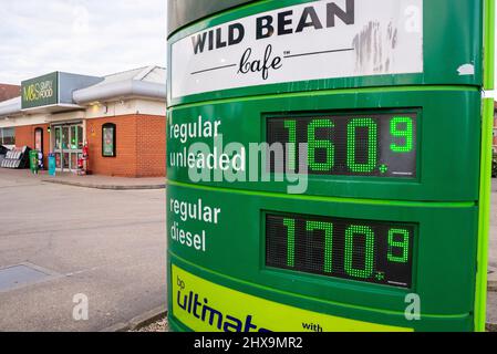 Steigende Kraftstoffpreise aufgrund der Lage in der Ukraine. Die Kraftstoffpreise an einer BP-Tankstelle. Hohe Diesel- und bleifreie Kraftstoffkosten auf Digitalschild Stockfoto