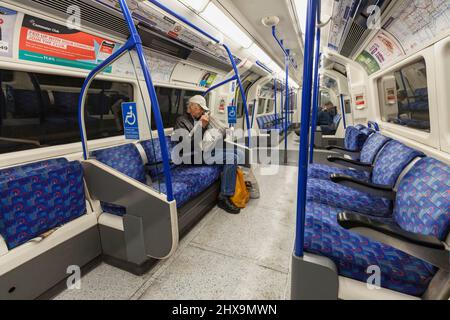 Transport für den Londoner U-Bahn-Passagier in einem U-Bahn-Zug der Northern Line in Richtung Süden Stockfoto