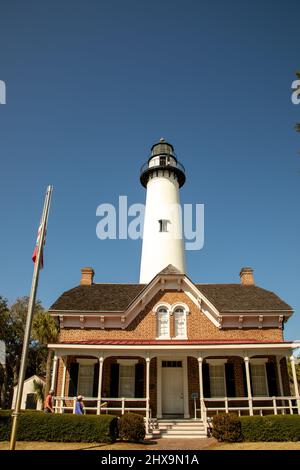 St. Simon Island, Georgia - 21. Februar 2022 : Besucher auf dem St. Simons Island Lighthouse mit dem Heim und Touristen. Stockfoto