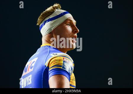 Leeds, Großbritannien. 10. März 2022. Leeds, England - 10.. März 2022 - Verletzte Brad Dwyer (14) von Leeds Rhinos während der Rugby League Betfred Super League Runde 5 Leeds Rhinos gegen Hull FC im Headingley Stadium, Leeds, Großbritannien Dean Williams Credit: Dean Williams/Alamy Live News Stockfoto