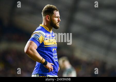 Leeds, Großbritannien. 10. März 2022. Leeds, England - 10.. März 2022 - niedergeschlagen Aidan Sezer (7) von Leeds Rhinos während der Rugby League Betfred Super League Runde 5 Leeds Rhinos gegen Hull FC im Headingley Stadium, Leeds, UK Dean Williams Credit: Dean Williams/Alamy Live News Stockfoto