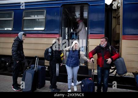 Lviv, Ukraine. 10. März 2022. Man sieht, dass die Menschen in die Ukraine zurückkehren, um ihr Land vor den Russen zu verteidigen. Trotz Millionen von Ukrainern, die aufgrund der russischen Invasion fliehen mussten, haben Tausende von anderen beschlossen, in die Ukraine zurückzukehren, um im Kampf gegen die russische Aggression mitzuhelfen. (Bild: © Hesther Ng/SOPA Images via ZUMA Press Wire) Bild: ZUMA Press, Inc./Alamy Live News Stockfoto