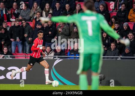Eindhoven, Niederlande. 10. März 2022. EINDHOVEN, NIEDERLANDE - 10. MÄRZ: Cody Gakpo vom PSV dribbelt mit dem Ball während der UEFA Conference League Runde von 16 auf dem ersten Spiel zwischen PSV Eindhoven und F.C. Kopenhagen im PSV-Stadion am 10. März 2022 in Eindhoven, Niederlande (Foto: Patrick Goosen/Orange Picics) Quelle: Orange Pics BV/Alamy Live News Stockfoto