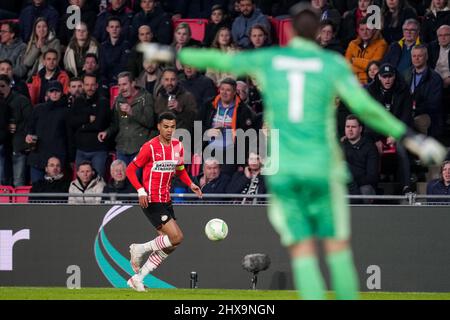 Eindhoven, Niederlande. 10. März 2022. EINDHOVEN, NIEDERLANDE - 10. MÄRZ: Cody Gakpo vom PSV dribbelt mit dem Ball während der UEFA Conference League Runde von 16 auf dem ersten Spiel zwischen PSV Eindhoven und F.C. Kopenhagen im PSV-Stadion am 10. März 2022 in Eindhoven, Niederlande (Foto: Patrick Goosen/Orange Picics) Quelle: Orange Pics BV/Alamy Live News Stockfoto