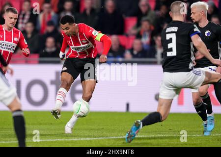 Eindhoven, Niederlande. 10. März 2022. EINDHOVEN, NIEDERLANDE - 10. MÄRZ: Cody Gakpo vom PSV hat während der UEFA Conference League Runde von 16 auf der ersten Etappe des Spiels zwischen PSV Eindhoven und F.C. einen Torschuss erzielt Kopenhagen im PSV-Stadion am 10. März 2022 in Eindhoven, Niederlande (Foto: Patrick Goosen/Orange Picics) Quelle: Orange Pics BV/Alamy Live News Stockfoto