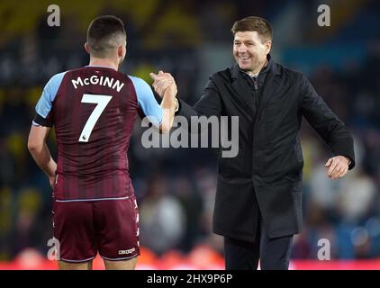 John McGinn von Aston Villa (links) begrüßt den Manager Steven Gerrard nach dem letzten Pfiff nach dem Premier League-Spiel in der Elland Road, Leeds. Bilddatum: Donnerstag, 10. März 2022. Stockfoto