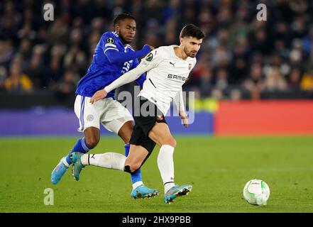 Ademola Lookman von Leicester City (links) und Martin Terrier von Rennes kämpfen während der UEFA Europa Conference League-Runde mit 16 ersten Beinabenden im King Power Stadium, Leicester, um den Ball. Bilddatum: Donnerstag, 10. März 2022. Stockfoto