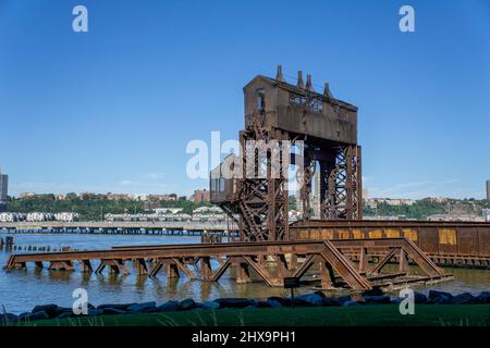 Ruins of New York Central Railroad 69. Street Transfer Bridge, Hudson River, Riverside Park South, New York City, New York, USA Stockfoto